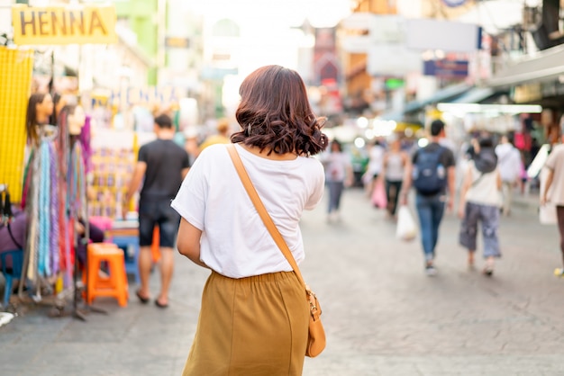 Feliz y bella mujer asiática viajando en Khao Sarn Road, Tailandia