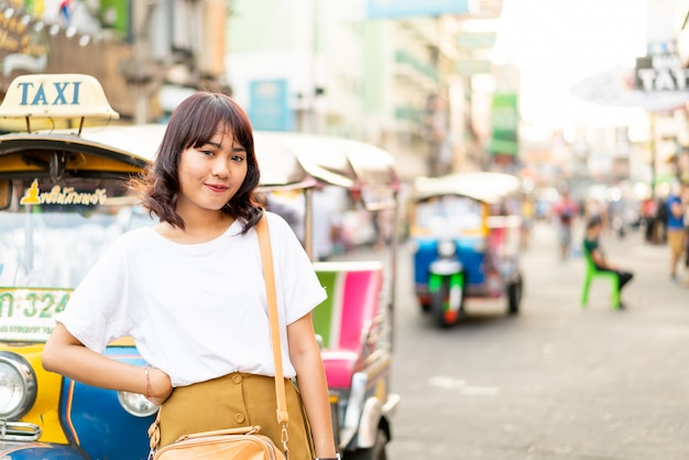 Feliz y bella mujer asiática viajando en Khao Sarn Road, Tailandia