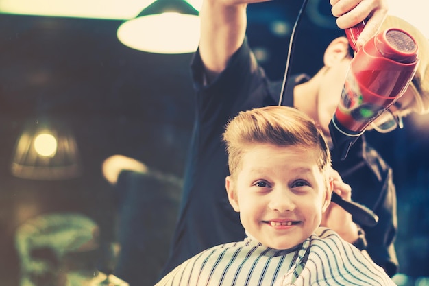 Feliz bonitão na barbearia