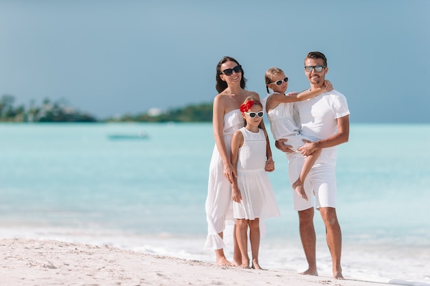 Feliz, bonito, família, com, crianças, praia