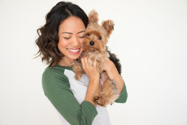 Feliz, bonito, mulher, abraçar, yorkshire terrier