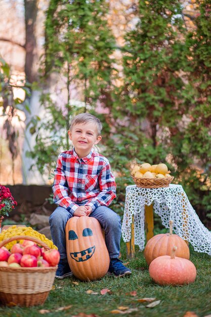 Feliz calabaza pintada en manos de un niño El niño pequeño se está preparando para las vacaciones