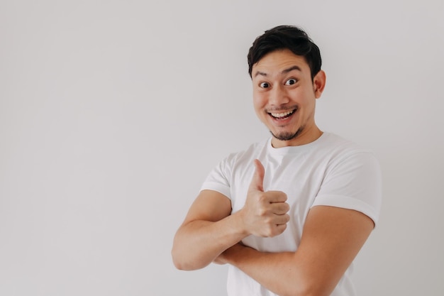 Feliz cara de gran sonrisa divertida de un hombre que lleva una camiseta blanca retrato aislado sobre fondo blanco