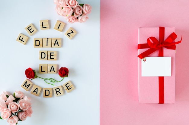 Feliz cartão de saudação do Dia das Mães com caixa de presente e rosas em fundo branco