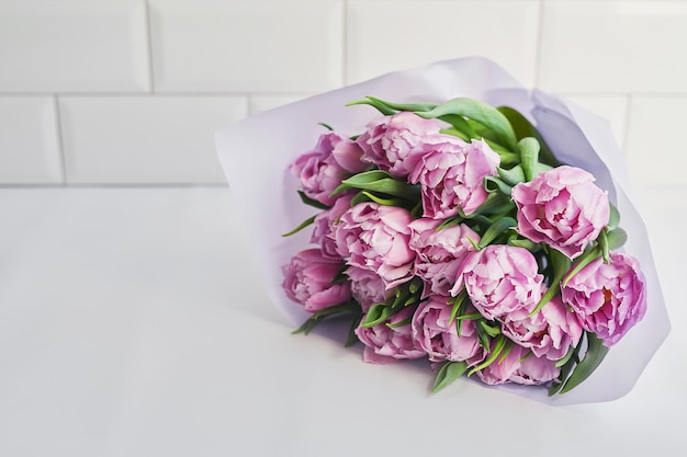 Feliz cartão de saudação do Dia das Mães com flores Buquê de tulipa rosa em fundo branco Modelo de feliz Páscoa Feliz aniversário fundo de primavera