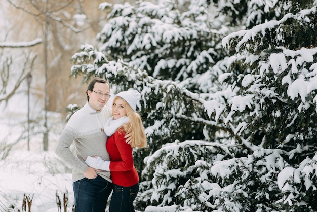 feliz casal adulto se divertindo na floresta de inverno e sorrindo, copie o espaço