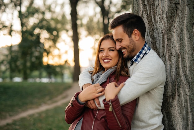 Feliz casal apaixonado abraçando no parque