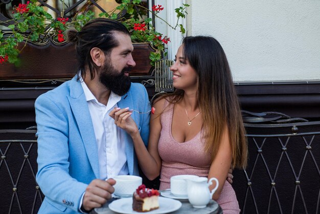 Feliz casal apaixonado ao ar livre no café, as vibrações da manhã.