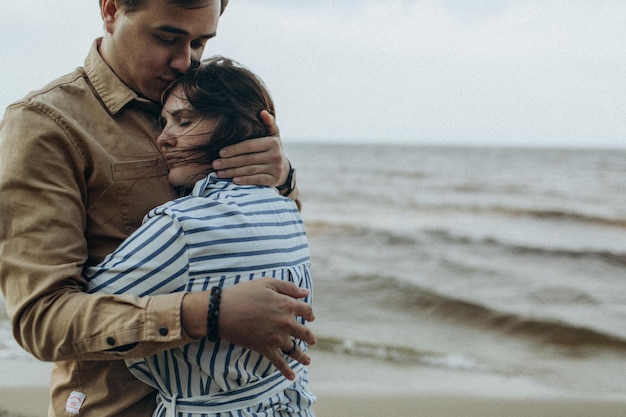 Feliz casal apaixonado em uma praia do lago