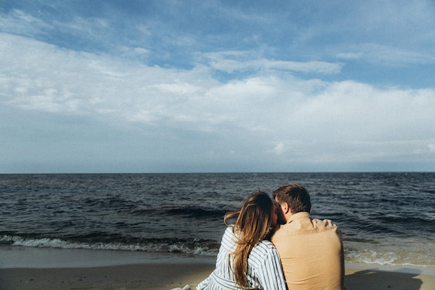 Feliz casal apaixonado em uma praia do lago