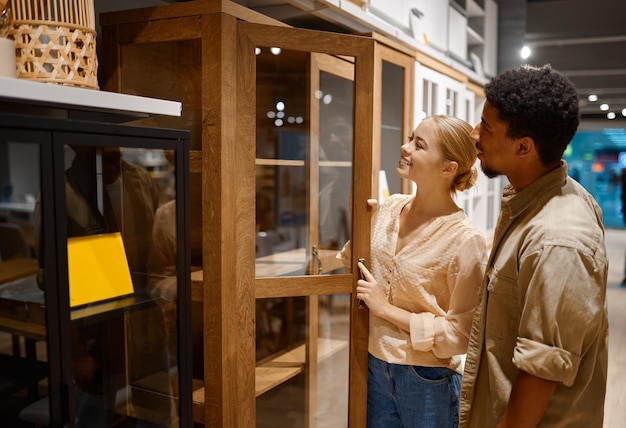 Foto feliz casal apaixonado escolhendo móveis juntos para o novo apartamento em casa. hora das compras