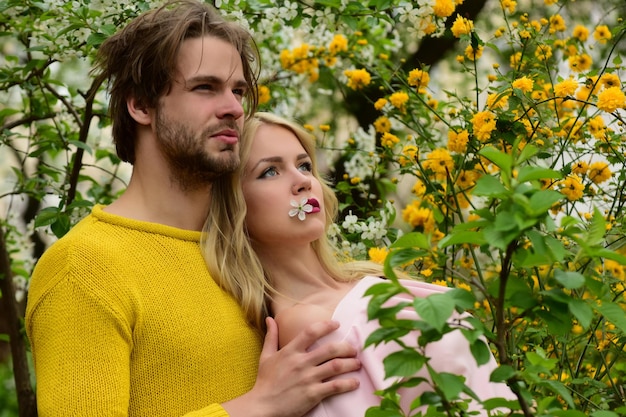Feliz casal apaixonado no parque cereja flores amarelas em flor