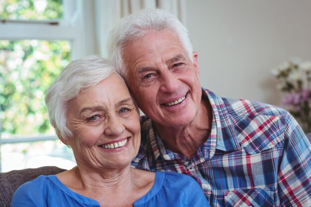 Feliz casal apaixonado sênior no sofá