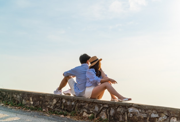 Feliz casal asiático jovem apaixonado se divertindo