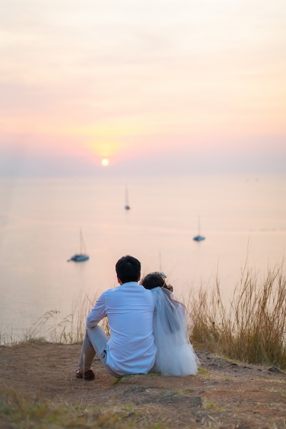 Feliz casal asiático jovem apaixonado se divertindo