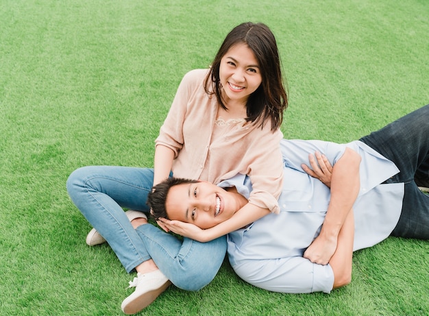 Feliz casal asiático no amor relaxante