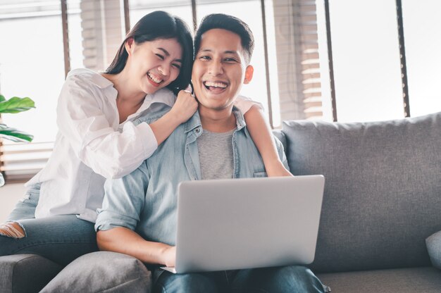 Feliz casal asiático se divertindo em casa