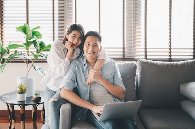 Feliz casal asiático se divertindo em casa