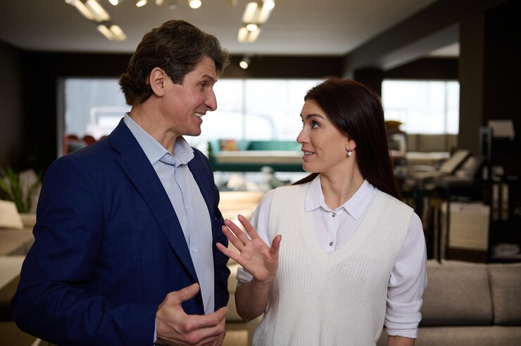 Foto feliz casal caucasiano de meia idade faz compras em um centro de exposições de móveis estofados mulher bonita e homem bonito marido e mulher comprando sofá no showroom design de interiores para casa