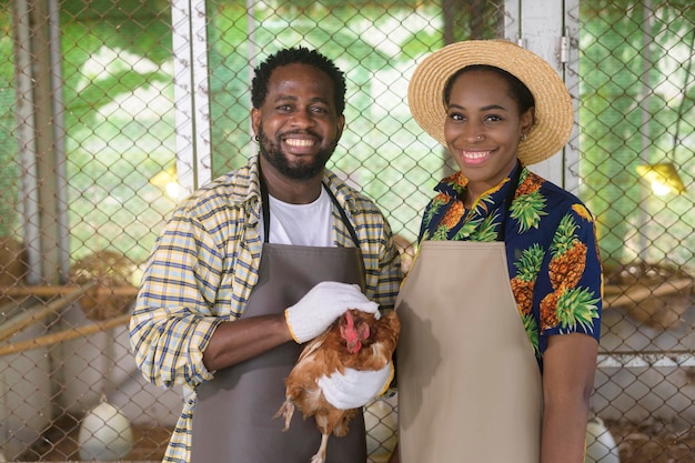 Feliz casal de agrônomos negros desfrutando e trabalhando no conceito de agricultura de terras agrícolas