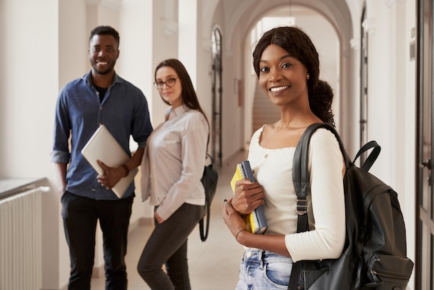 Feliz casal de estudantes em segundo plano