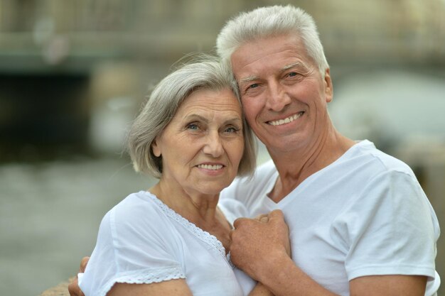 Feliz casal de idosos abraçando