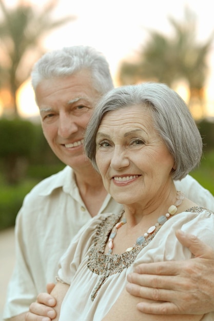 Foto feliz casal de idosos abraçando