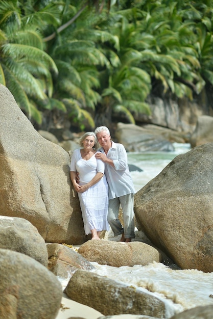 Feliz casal de idosos abraçando