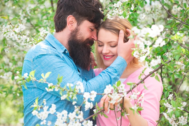 Feliz casal de páscoa Casal desfrutando de um momento no jardim florido Casal sensual Casal apaixonado