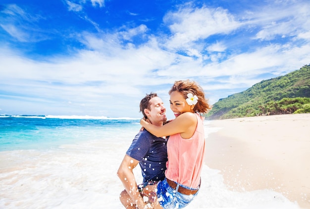 Feliz casal de raça mista na praia