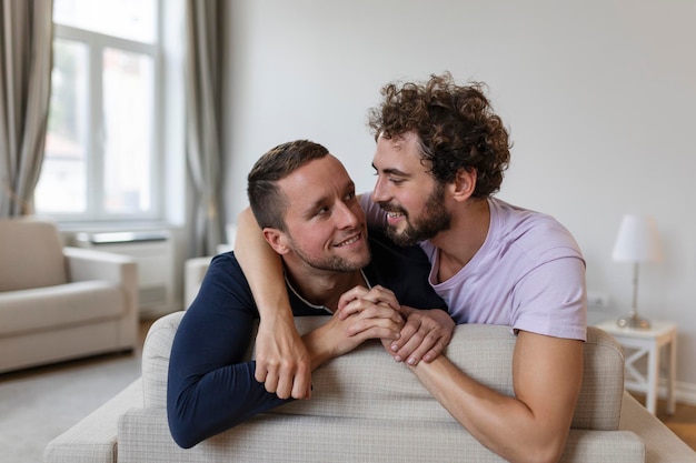 Feliz casal gay deitado na cama em casa abraçando e flertando casal gay LGBT amam momentos conceito de felicidade