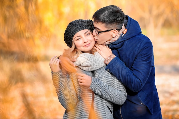 Feliz casal jovem amoroso no parque outono