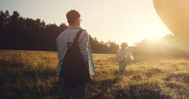 Feliz casal jovem de viajantes segurando o mapa nas mãos se divertindo