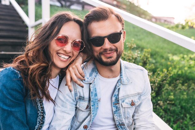 Foto feliz casal jovem em óculos de sol