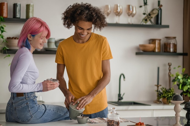 Feliz casal jovem na cozinha