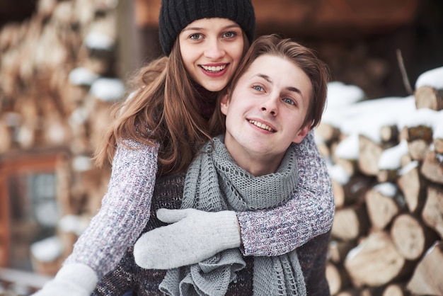 Feliz casal jovem posando