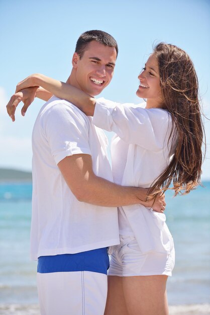 feliz casal jovem se divertir e relaxar na praia