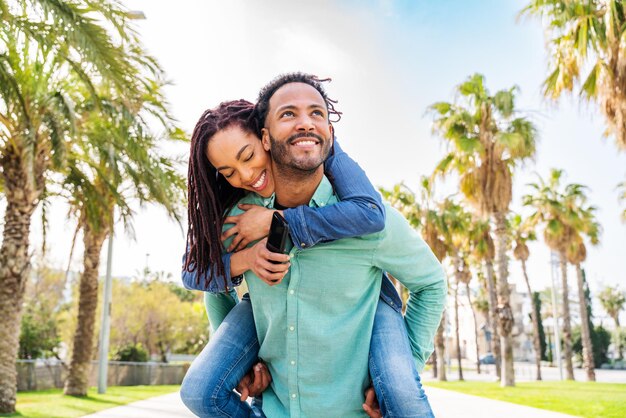 Feliz casal latino latino namorando ao ar livre