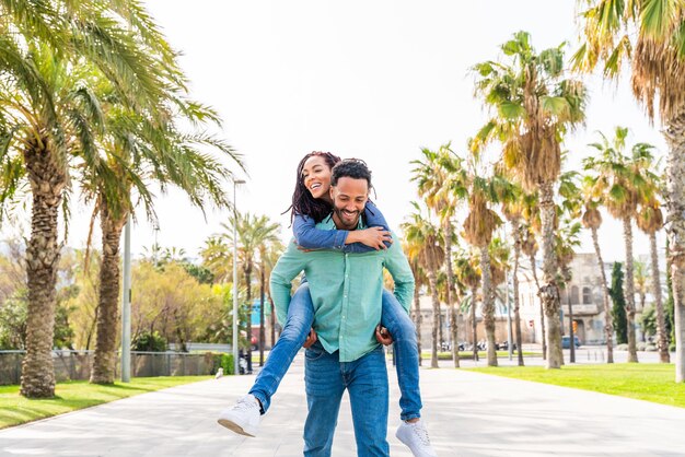 Feliz casal latino latino namorando ao ar livre