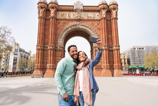 Feliz casal latino latino namorando ao ar livre