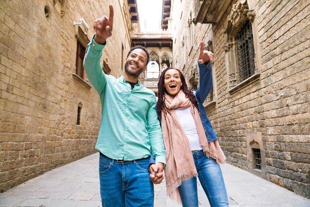 Feliz casal latino latino namorando ao ar livre