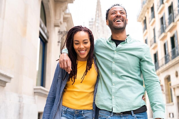 Feliz casal latino latino namorando ao ar livre