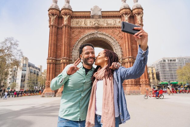 Feliz casal latino latino namorando ao ar livre