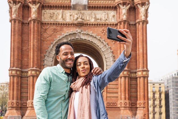 Feliz casal latino latino namorando ao ar livre