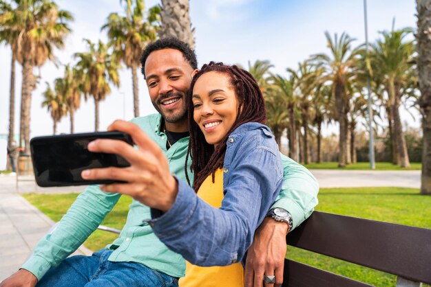 Feliz casal latino latino namorando ao ar livre