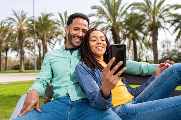 Feliz casal latino latino namorando ao ar livre