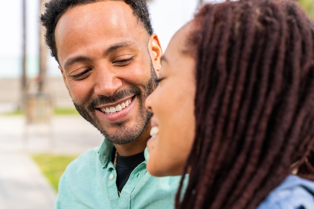 Foto feliz casal latino latino namorando ao ar livre