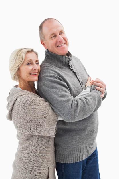 Foto feliz casal maturo em roupas de inverno