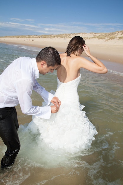 Foto feliz casal recém casado feliz comemorando e se divertir