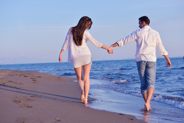 feliz casal romântico apaixonado se divertir na bela praia em lindo dia de verão